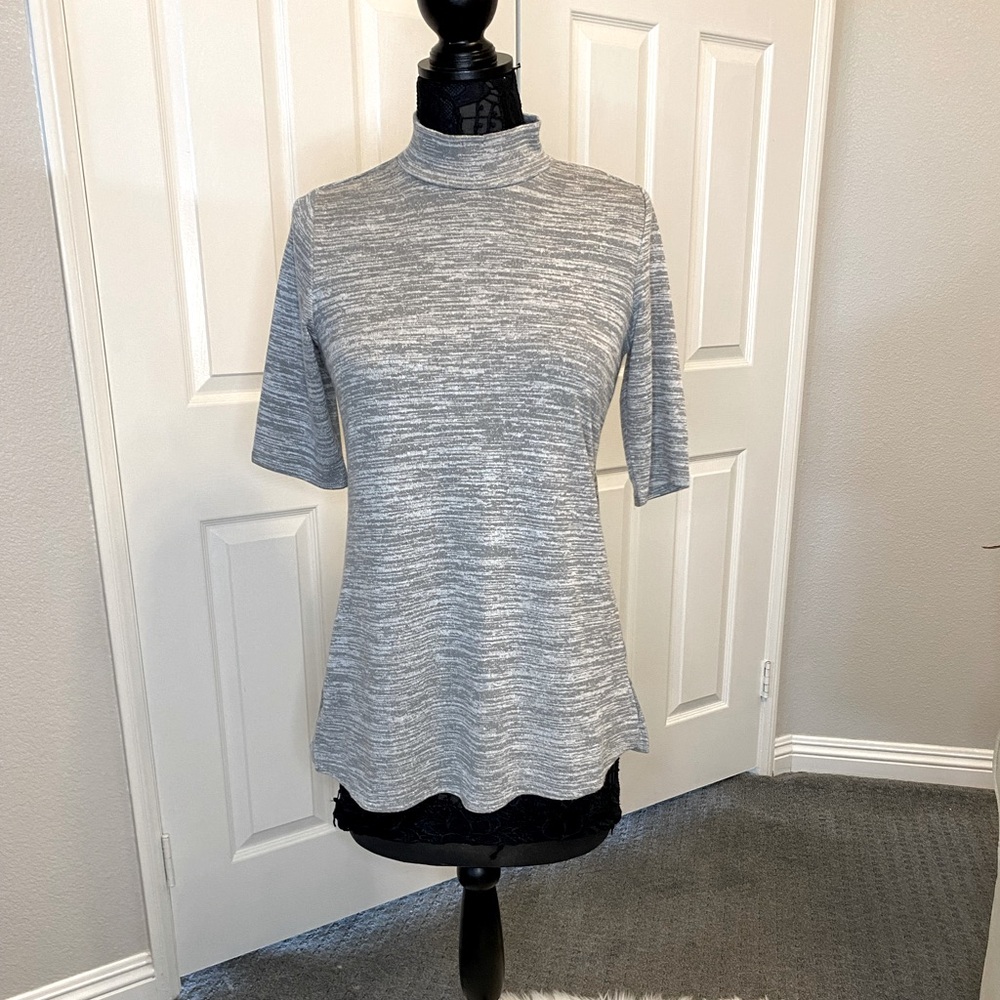 Lisa Rinna Connection, turtle neck, short sleeve tunic. Size XS